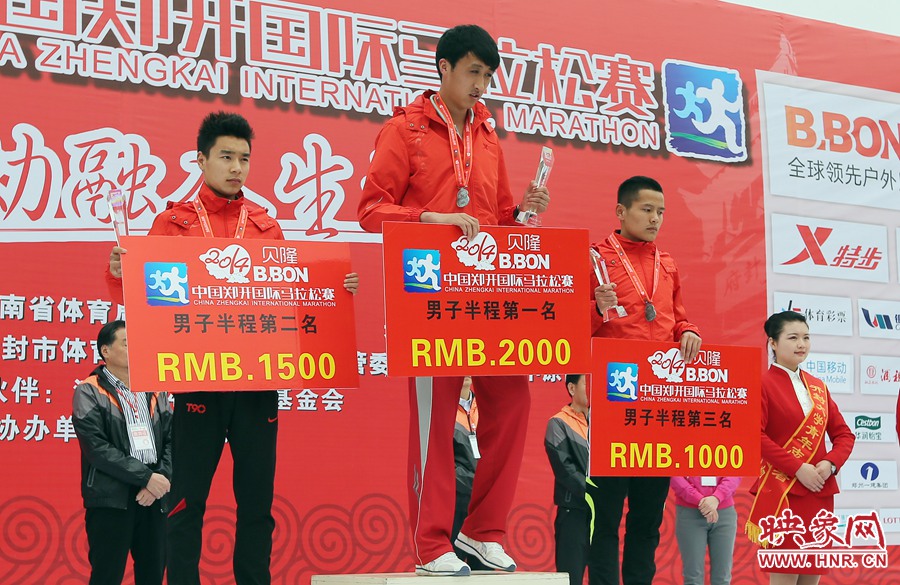 男子半程前三名選手。