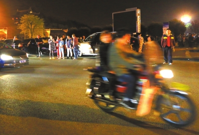 3月30日凌晨，地震發(fā)生后，秭歸縣城一些居民聚集到開闊的廣場上。新華社發(fā)