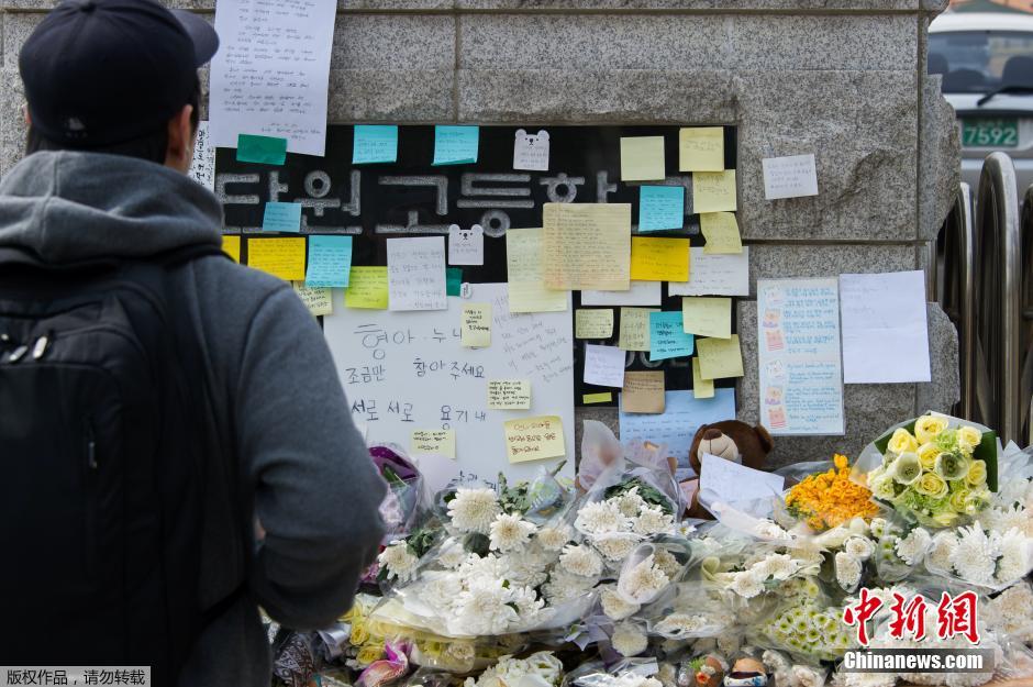 當(dāng)?shù)貢r間2014年4月21日，韓國安山，民眾持續(xù)為沉沒客輪失蹤乘客祈禱。