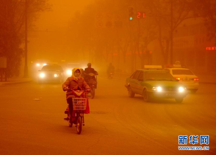 4月23日，沙塵暴中的敦煌街頭。