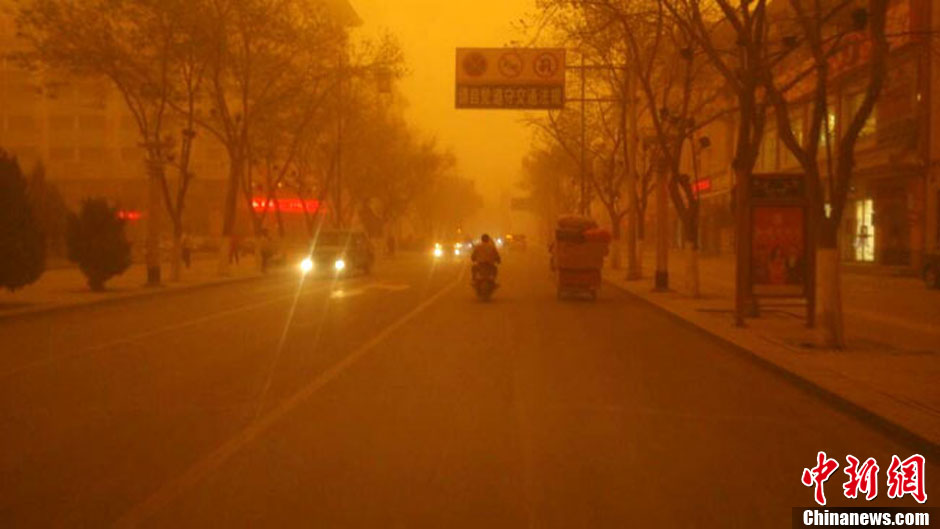 4月23日中午，甘肅酒泉多地出現(xiàn)強沙塵暴。