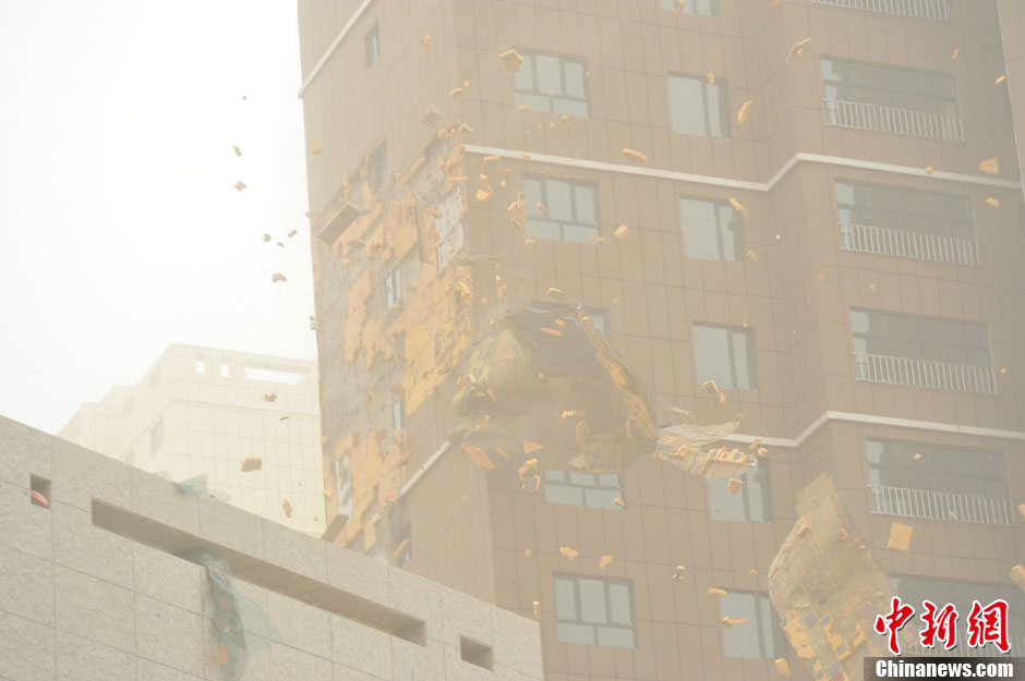 4月23日，受強冷空氣影響，新疆哈密出現(xiàn)出現(xiàn)強沙塵和降溫天氣，部分路段能見度不足50米