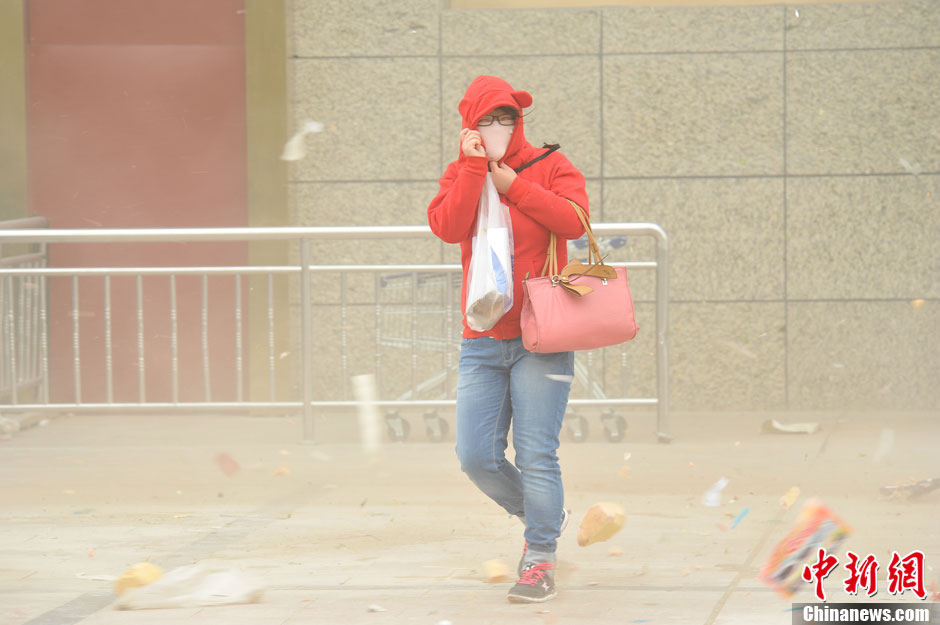 4月23日，受強冷空氣影響，新疆哈密出現(xiàn)出現(xiàn)強沙塵和降溫天氣