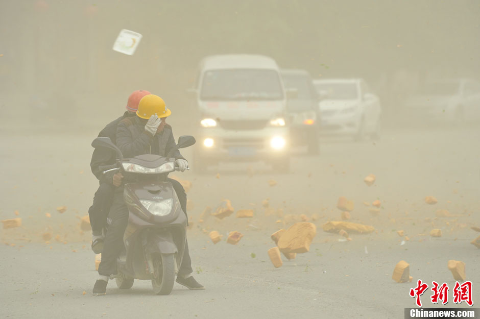 4月23日，受強冷空氣影響，新疆哈密出現(xiàn)出現(xiàn)強沙塵和降溫天氣