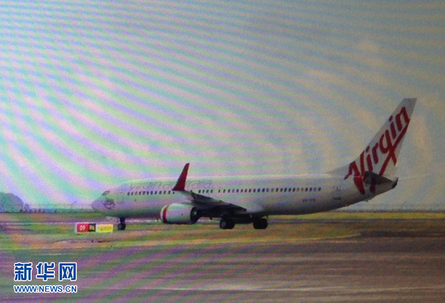 4月25日，迫降的澳大利亞維珍航空公司客機(jī)停在印度尼西亞巴厘島登巴薩機(jī)場(chǎng)（透過(guò)飛機(jī)舷窗拍攝）。