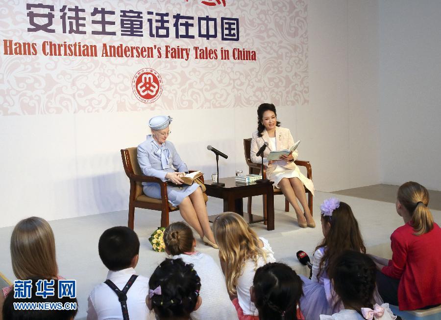 這是彭麗媛和瑪格麗特二世來到兩國孩子們當中，為孩子們朗讀安徒生童話《丑小鴨》選段。