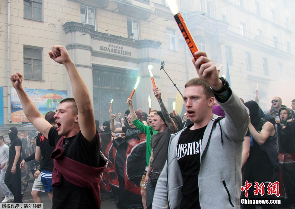 當(dāng)?shù)貢r(shí)間4月28日，烏克蘭哈爾科夫，親歐民眾和親俄民眾在街頭示威時(shí)發(fā)生大規(guī)模沖突。