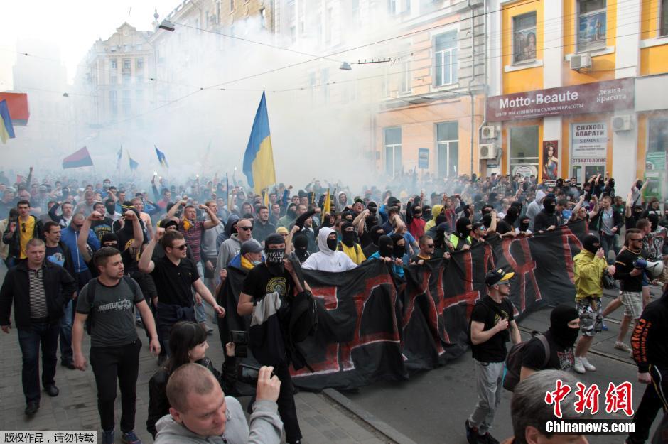 當(dāng)?shù)貢r(shí)間4月28日，烏克蘭哈爾科夫，親歐民眾和親俄民眾在街頭示威時(shí)發(fā)生大規(guī)模沖突。