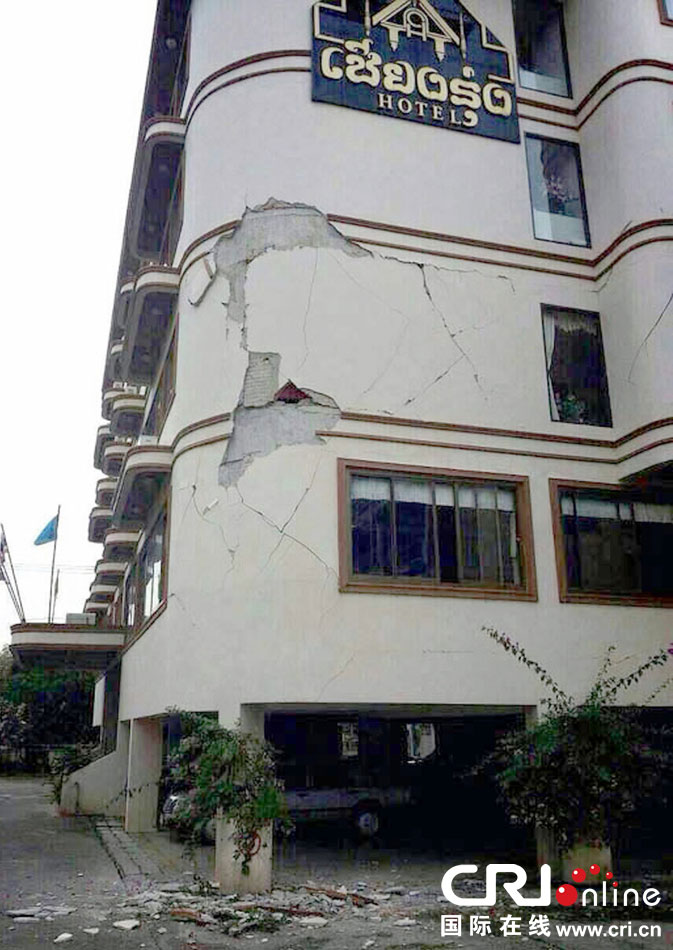 　當?shù)貢r間2014年5月5日，泰國清萊，一棟酒店大樓墻皮脫落。 圖片來源：東方IC