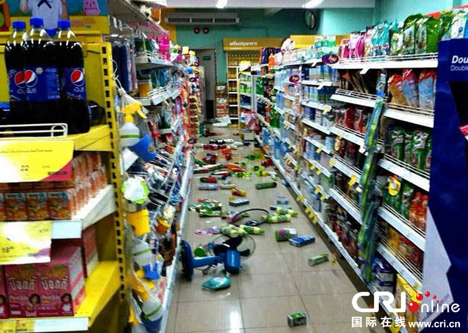 　當?shù)貢r間2014年5月5日，泰國清萊，超市貨架上的商品散落一地。