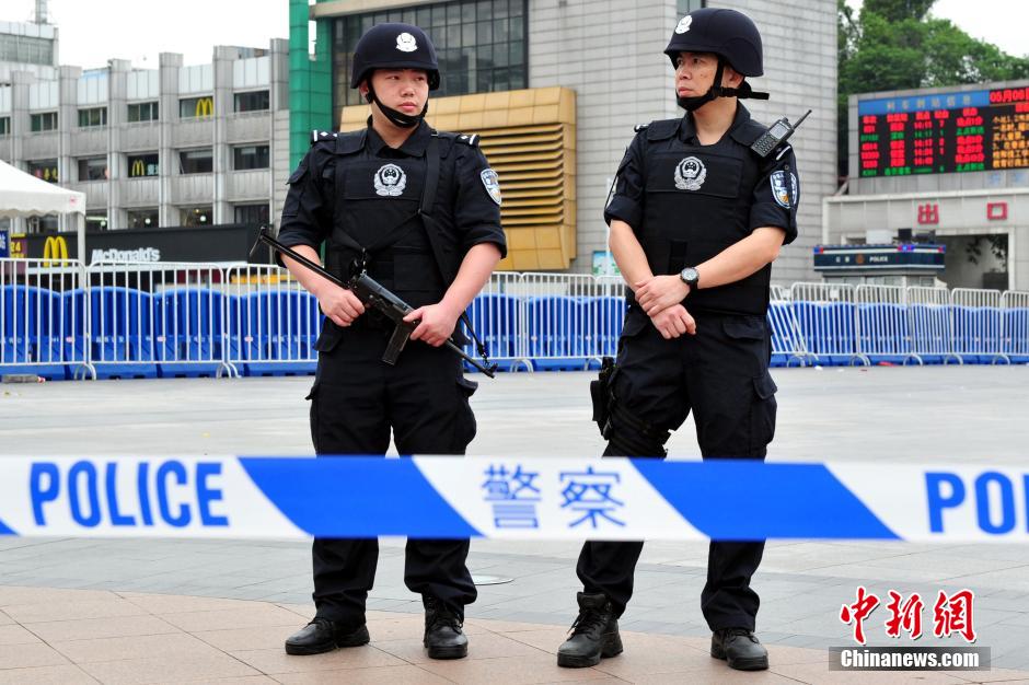 圖為廣州特警在案發(fā)現(xiàn)場戒備。