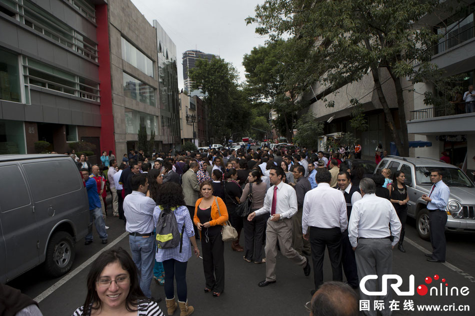 當(dāng)?shù)貢r間2014年5月8日，墨西哥墨西哥城，市民聚集在街道上。　圖片來源：Rebecca Black