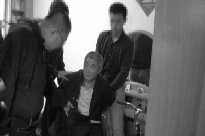 　向南夫被警方抓獲。