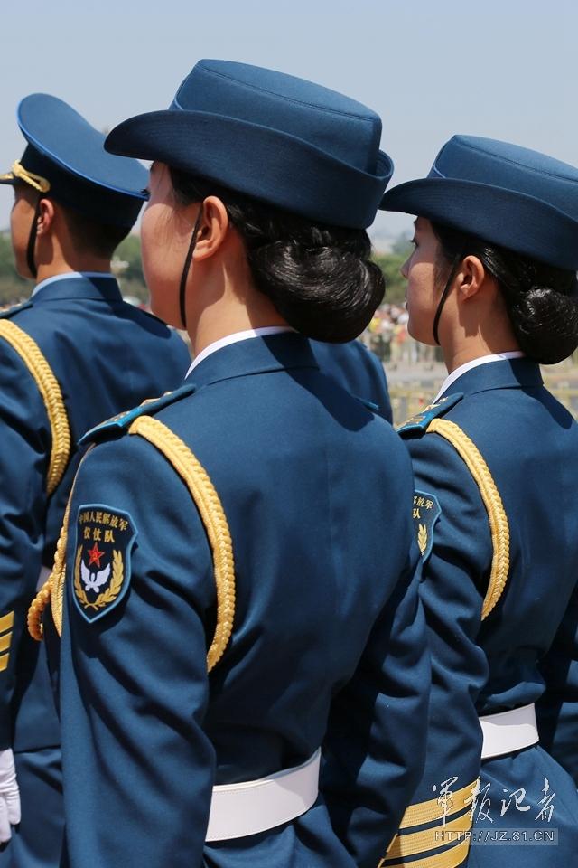 解放軍首批女儀仗兵亮相，90%以上擁有大專以上學歷，平均身高1.72米。圖為女兵儀仗隊。