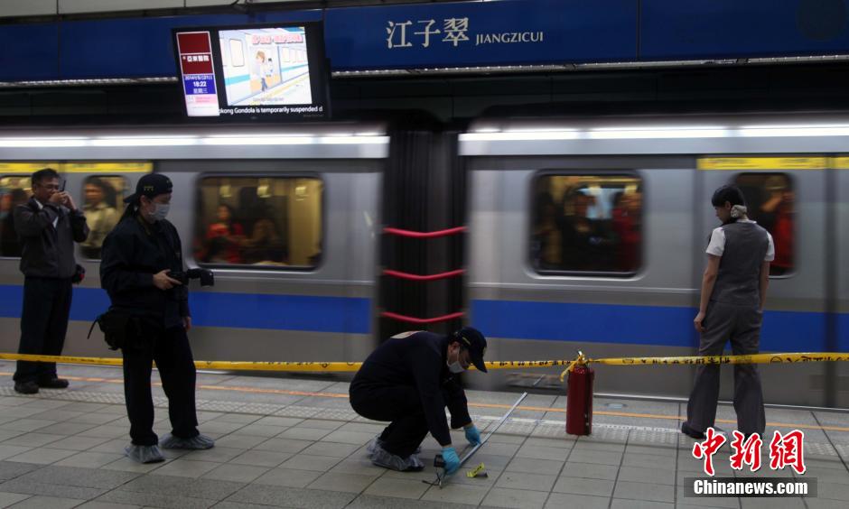 圖為新北市警察在現(xiàn)場勘查。中新社發(fā) 劉舒凌 攝