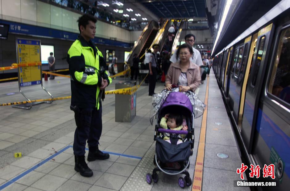 圖為新北市警察在現(xiàn)場勘查。中新社發(fā) 劉舒凌 攝