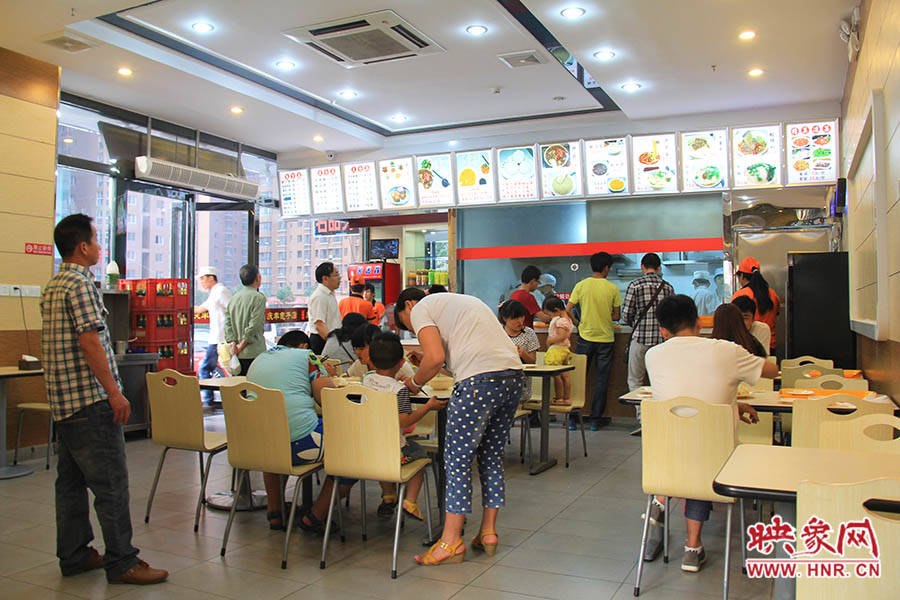 慶豐包子的金字招牌真不是蓋的,雖然店面還沒有正式營業(yè),已有許多食客慕名來吃包子。