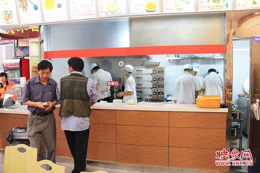 店面仍處于“試營業(yè)”狀態(tài),后廚的設(shè)備嶄新,看起來還算整潔。