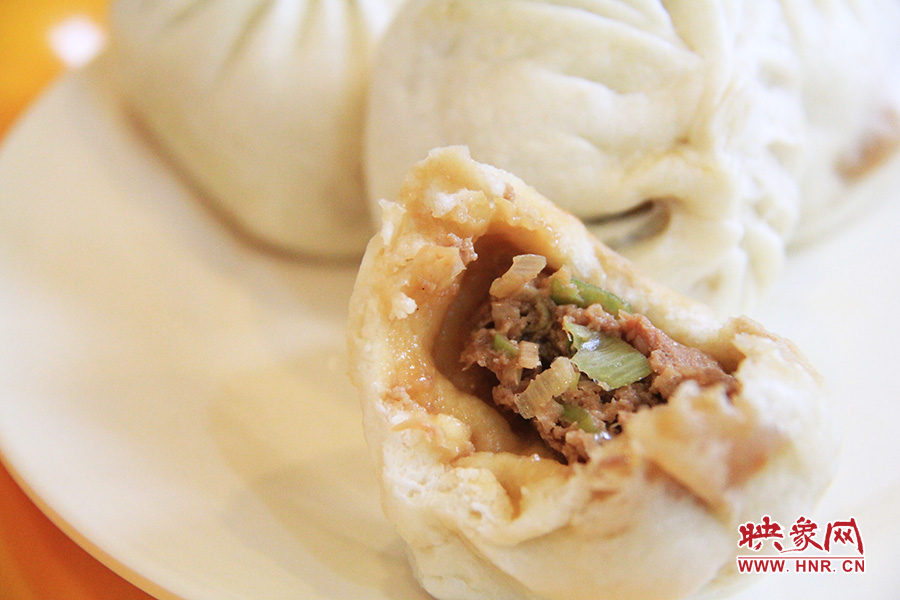 記者特意叫上一位去過北京正宗慶豐包子鋪的朋友前往試吃鑒定,兩者的味道差不多。