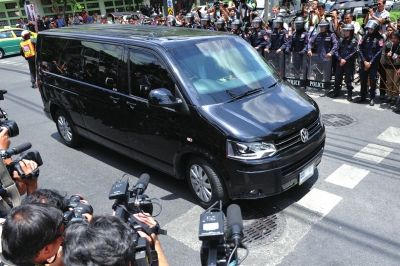 英拉向泰國軍方報(bào)到后被扣留。