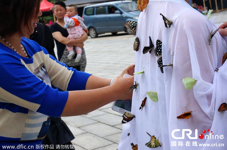 “蝴蝶仙子”身穿上百只剛剛扎死的蝴蝶。圖片來源：老祝/東方IC