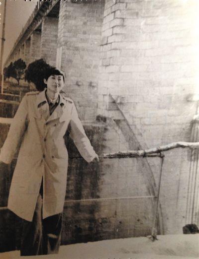 1995年，于英生在蚌埠淮河閘上留影。