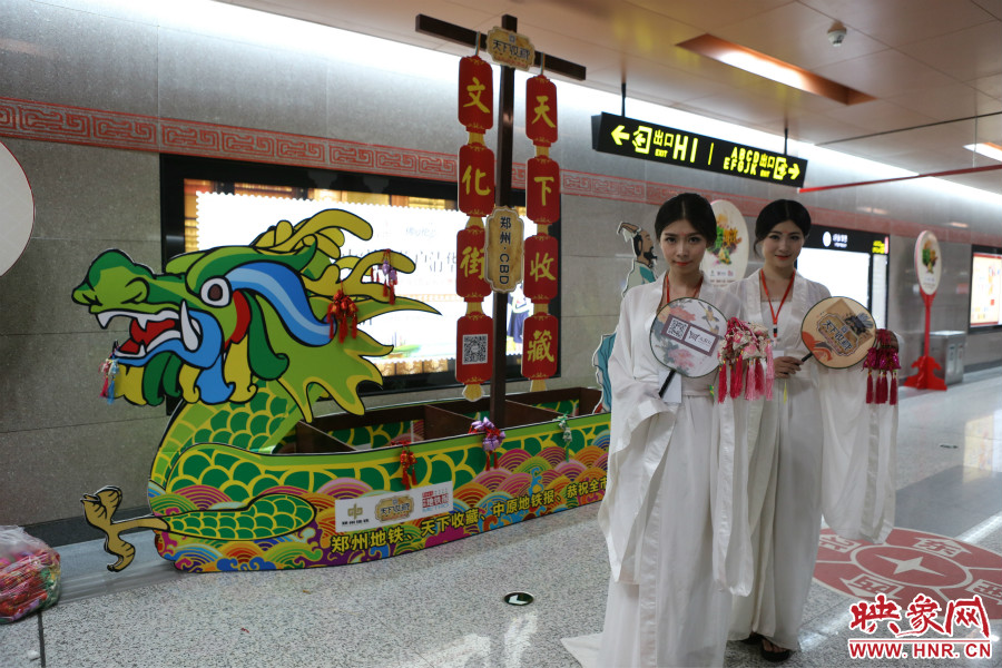 乘著龍舟“穿越”到鄭州的兩位古裝美女。