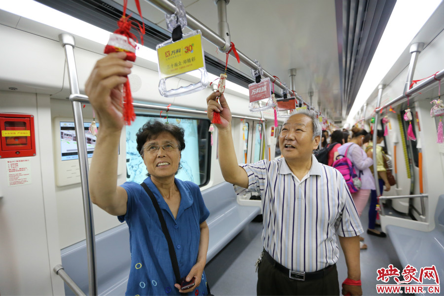 濃濃的端午文化吸引了不少老年人前來乘坐地鐵。