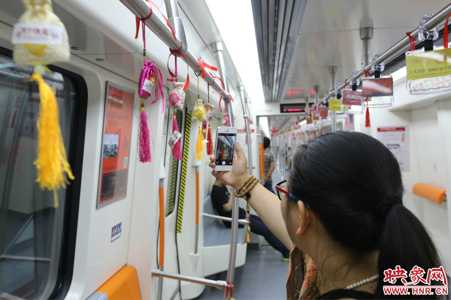 濃濃端午節(jié)氛圍的龍舟模型。