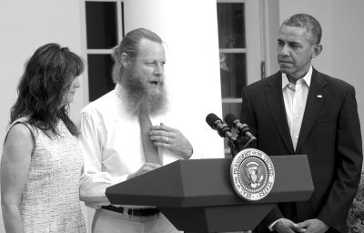 美國總統(tǒng)奧巴馬和伯格達(dá)爾的父母共同出席新聞發(fā)布會。圖/CFP