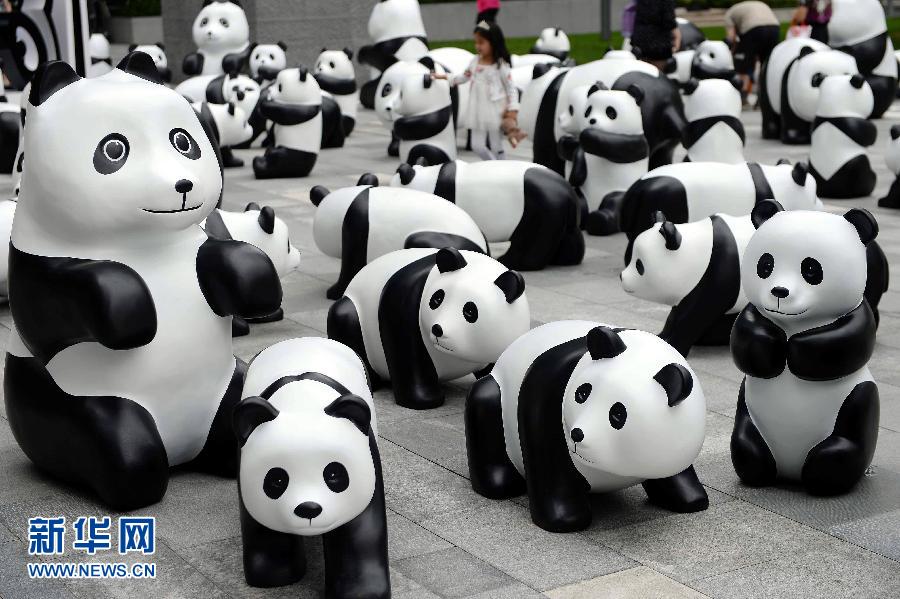 這是6月2日在上海靜安嘉里中心廣場拍攝的萌態(tài)百出的“熊貓”大軍。