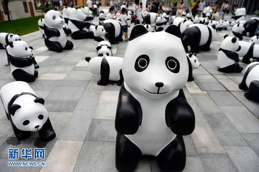這是6月2日在上海靜安嘉里中心廣場拍攝的萌態(tài)百出的“熊貓”大軍。