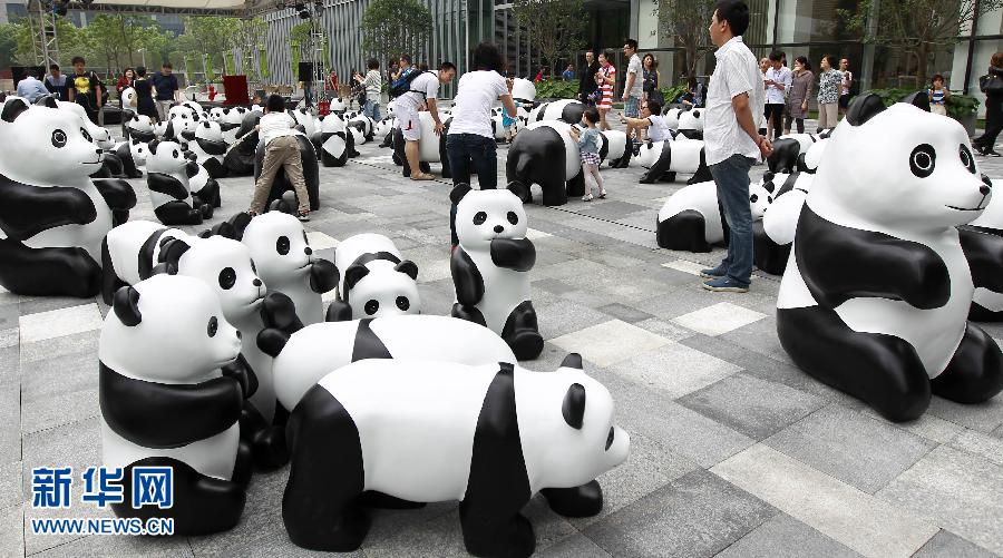 6月2日在上海街頭拍攝的大熊貓模型。