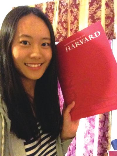 一米七二的身高，小麥色的皮膚，長(zhǎng)發(fā)近乎及腰，灰色的連衣裙，當(dāng)“美范兒”十足的張媛琦出現(xiàn)在記者面前時(shí)，記者很難想象如此成熟的她才只有19歲。