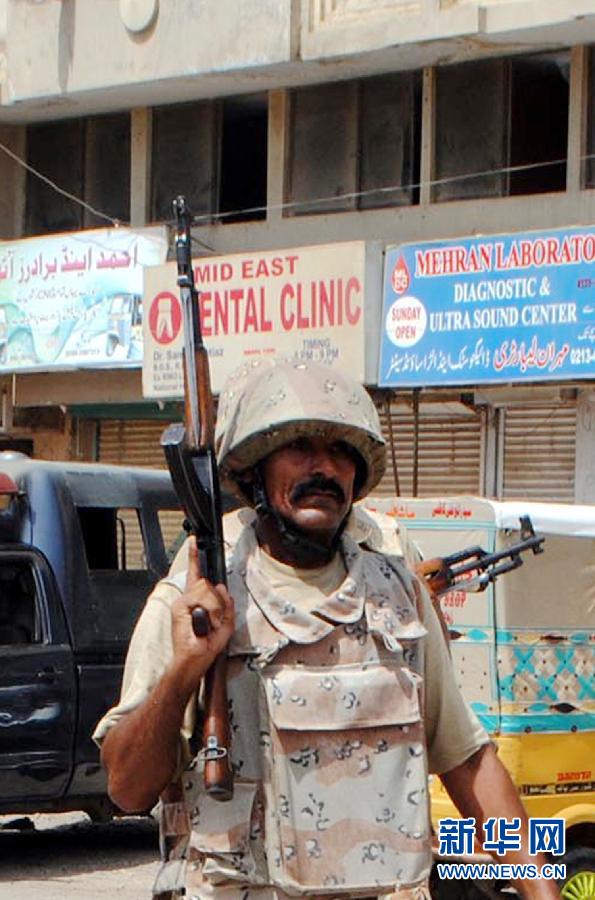 6月10日，在巴基斯坦南部城市卡拉奇真納國際機場附近，安全人員在街頭警戒。