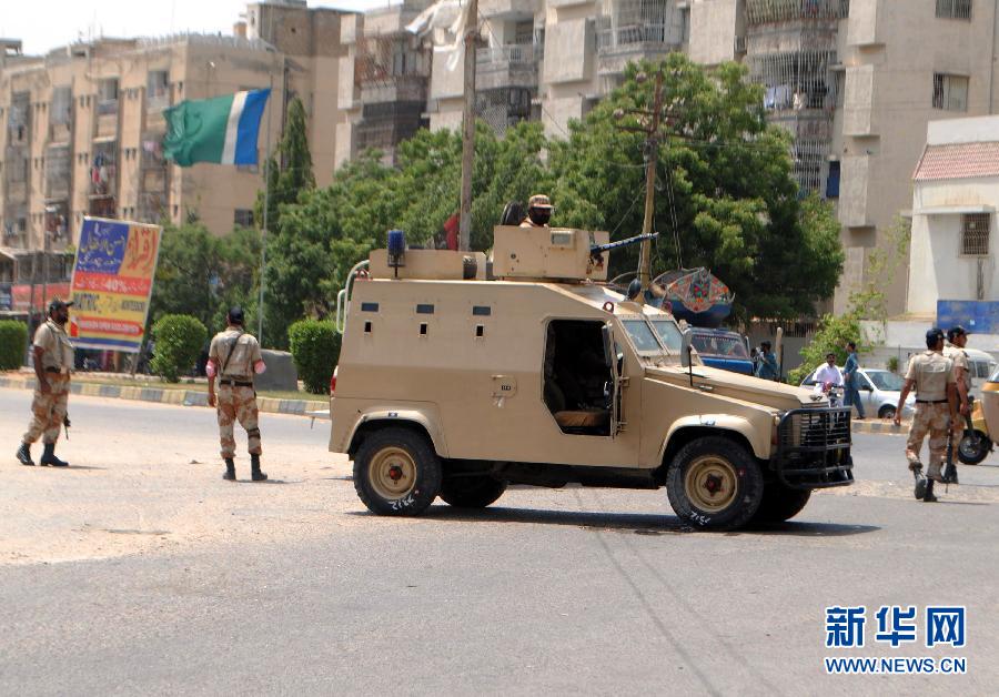 6月10日，在巴基斯坦南部城市卡拉奇真納國際機場附近，安全人員在街頭警戒。