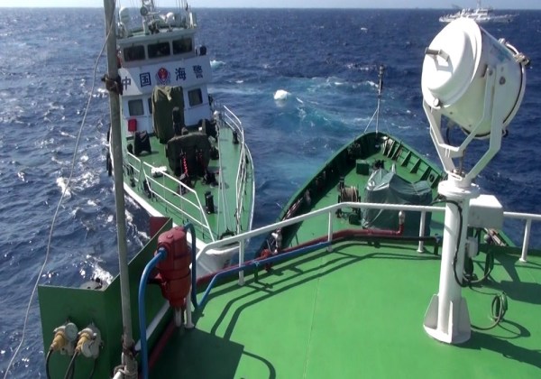 越南拍攝的中國(guó)?？樟α孔o(hù)衛(wèi)981鉆井平臺(tái)。