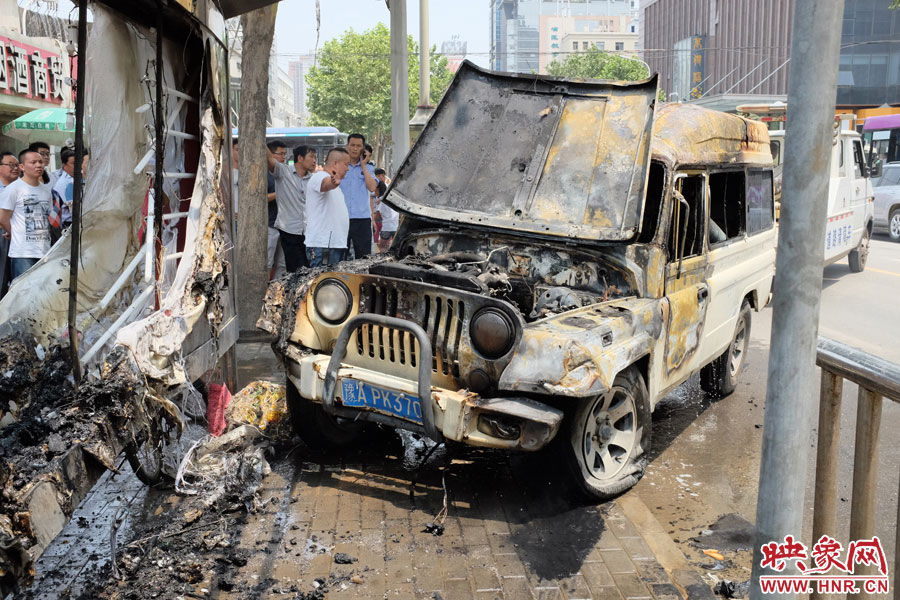 火災(zāi)撲滅后，交警部門將車進(jìn)行拖離。