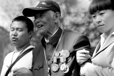 中國遠(yuǎn)征軍老兵來參加活動(dòng)。