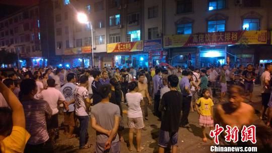 事發(fā)后民眾仍未離去。 王剛 攝