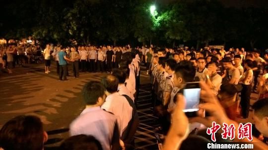 大批警力集中撤離現(xiàn)場。 王剛 攝