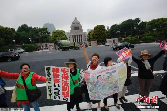 當?shù)貢r間5月13日，日本示威者在位于東京的國會議事堂外高喊口號，反對日本政府計劃修憲以解禁自衛(wèi)權。