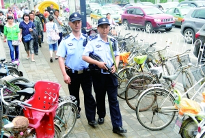 人流密集的街頭,持槍巡邏。