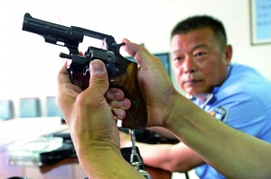 出發(fā)前,認(rèn)真檢查槍械。