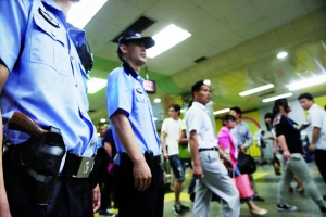 地鐵內(nèi),攜槍巡邏。