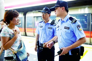 地鐵內(nèi),遇到群眾求助。