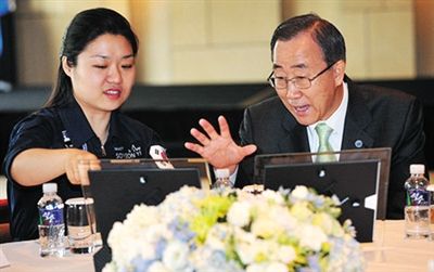 2008年7月，聯(lián)合國(guó)秘書(shū)長(zhǎng)回到韓國(guó)時(shí)，特意會(huì)見(jiàn)李炤燕。