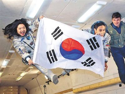 　2007年9月10日，李炤燕（左）在俄羅斯首都莫斯科接受零重力飛行訓(xùn)練。