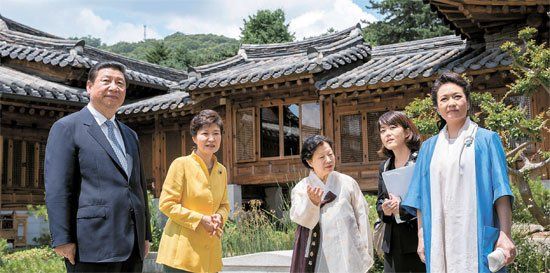 照片中左起分別是習近平、樸槿惠、家具博物館館長鄭美淑(音)、隨同翻譯、彭麗媛。