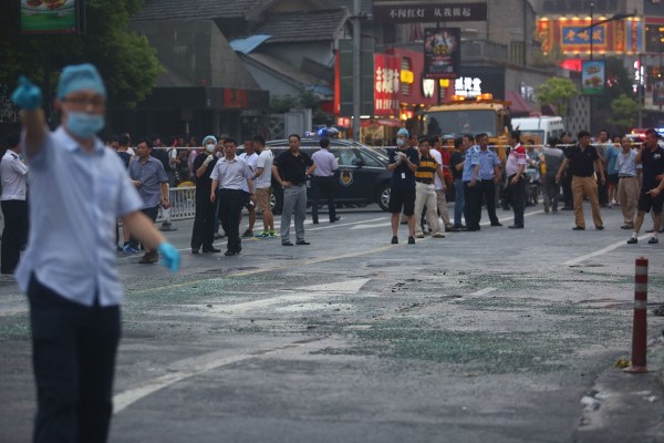 　圖為醫(yī)護(hù)人員到現(xiàn)場救援。